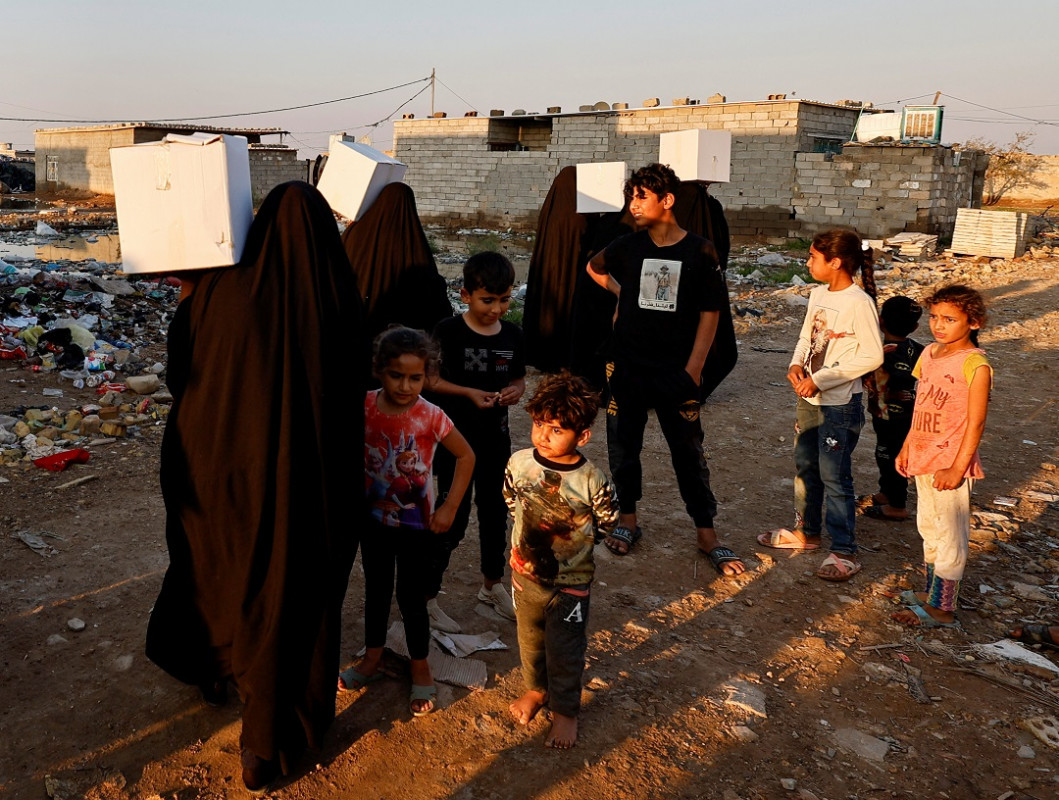 ވޮލެންޓިއަރުން ބަހާ ކާއެއްޗެހި ހިމެނޭ ފޮށިގަނޑު ހޯދުމަށް އައިސް ތިބި މީހުން - ފޮޓޯ: ރޮއިޓަރސް