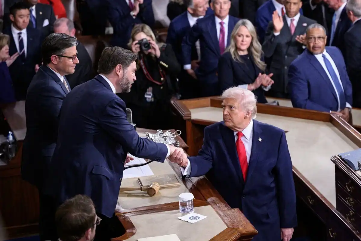 ފްރޯޑްއާ ދެކޮޅަށް ހަނގުރާމަ އިއުލާން ކުރައްވައި، ލީޑު ކުރައްވާނީ ނައިބު ރައީސް ކަމަށް ޓްރަމްޕް ވިދާޅުވެއްޖެ