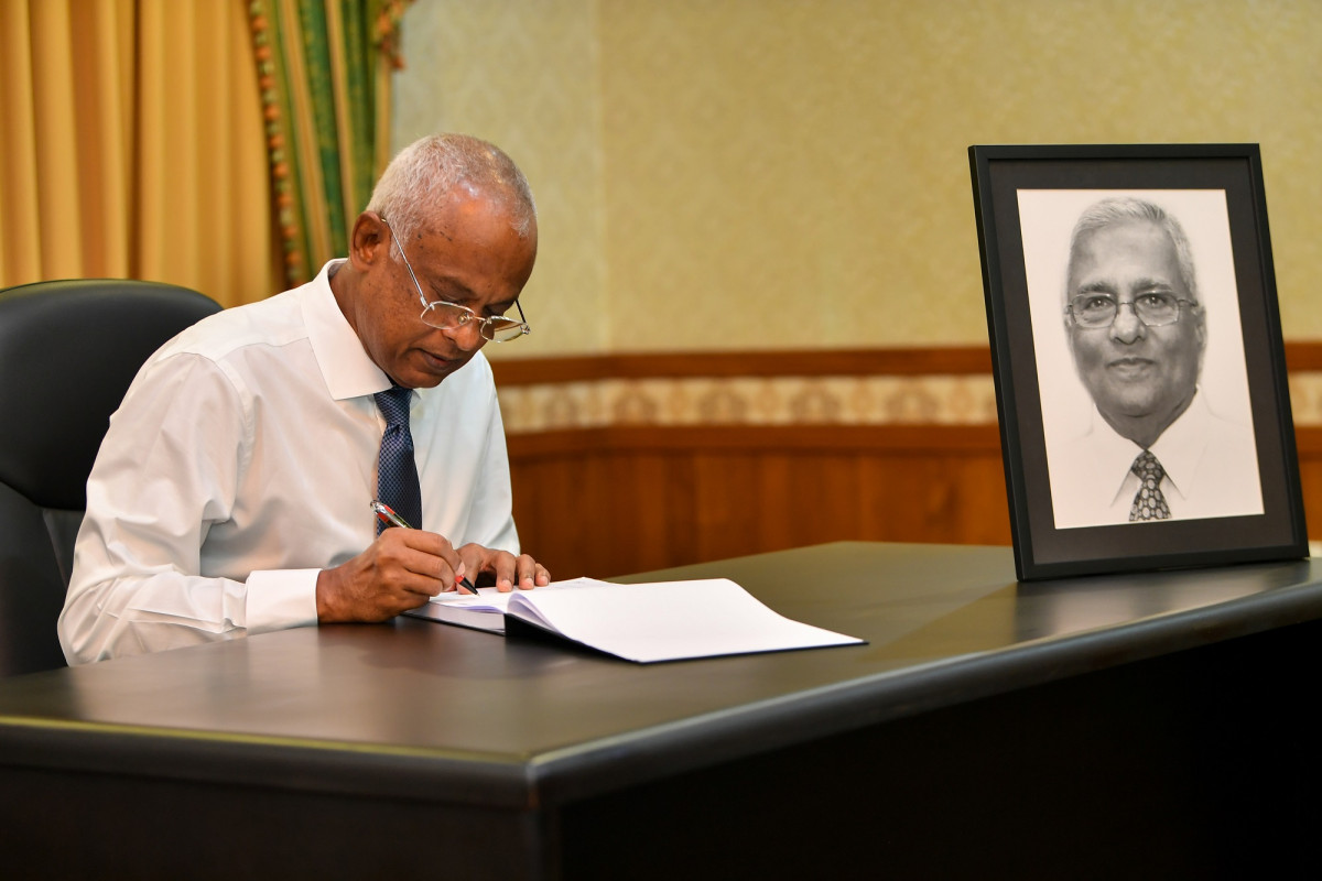 އަބްދުﷲ ޖަމީލްގެ ތައުޒިޔާގެ ދަފްތަރުގައި ރައީސް ސޮއިކުރައްވަނީ