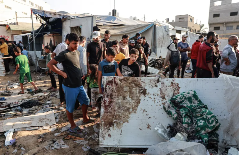 އަލް-އަޤްޞާ ޝަހީދުންގެ ހޮސްޕިޓަލަށް ދިން ހަމަލާއަށްފަހު؛ ހަމަލާ ދިން ސަރަހައްދުގައި ކުޑަކުދިންނާއި ބޮޑެތި މީހުން ހުއްޓިގެން