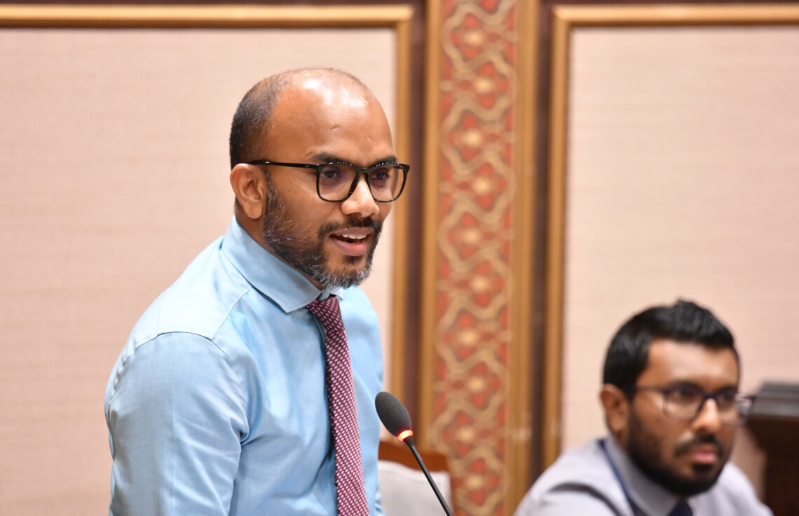 ކުރީގެ ފިނޭންސް މިނިސްޓަރ އިބްރާހިމް އަމީރު މަޖިލީހުގެ ޖަލްސާގައި މެންބަރުންގެ ސުވާލުތަކަށް ޖަވާބުދެއްވަނީ