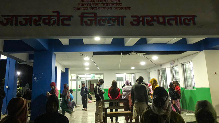 ބިންހެލުމުގެ އިހްސާސާއެކު އިމާރާތްތަކުގައި ތިބި މީހުންތައް ސަލާމަތްވުމަށް މަސައްކަތްފެށި