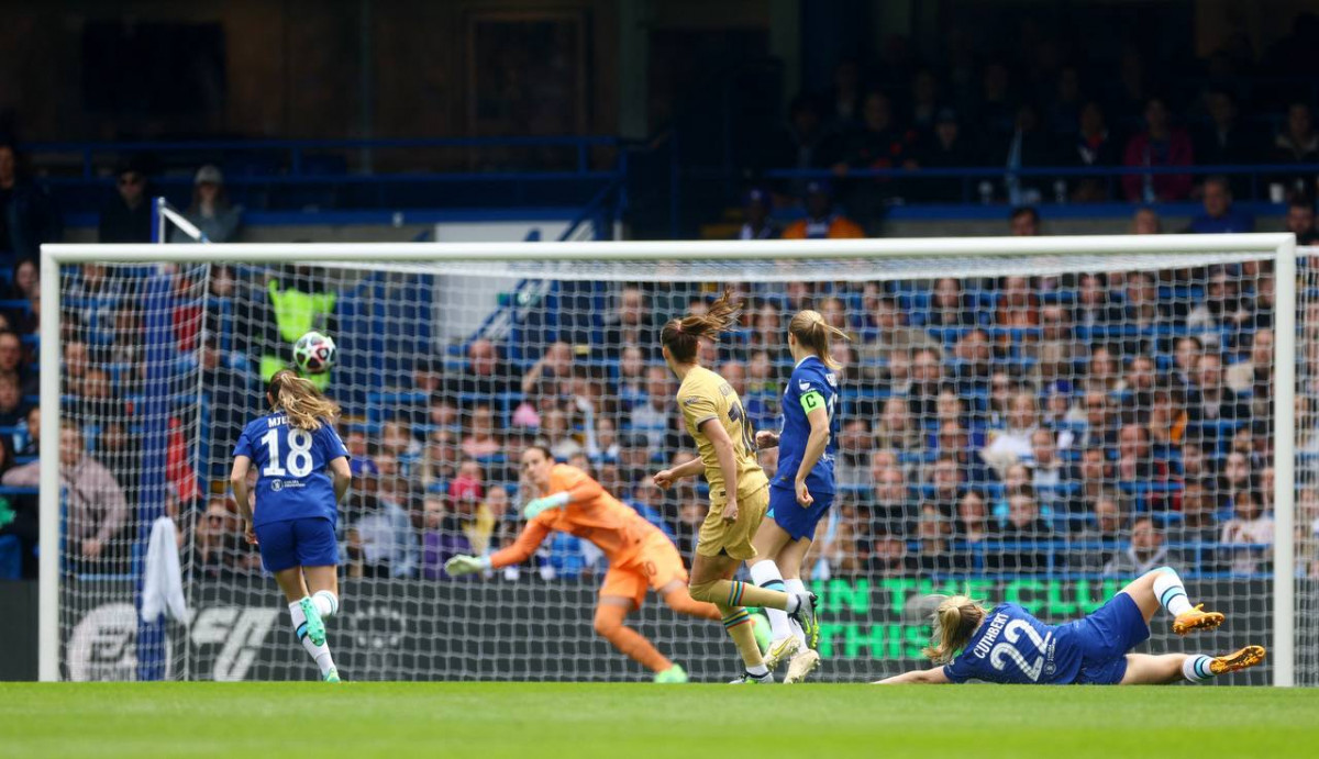 މެޗުގައި ބާސެލޯނާ އިން ލަނޑު ޖަހަނީ