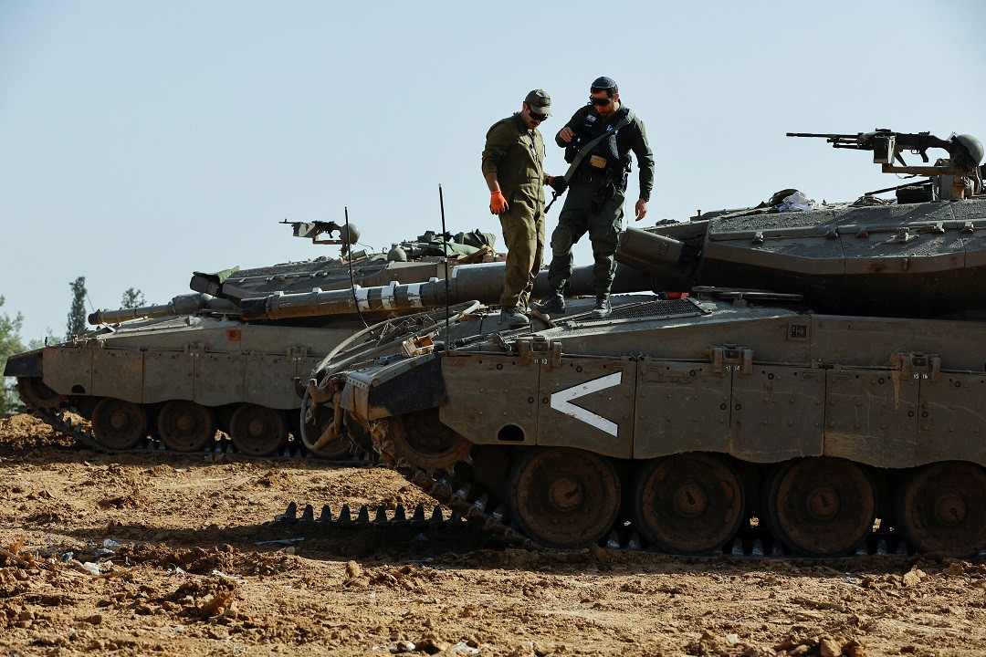 އިސްރާއިލް-ޣައްޒާ ބޯޑަރު ސަރަހައްދުގައި ހަރަކާތްތެރިވާ އިސްރާއިލް އަސްކަރިއްޔާގެ ޓޭންކްތައް - ފޮޓޯ: ރޮއިޓަރސް