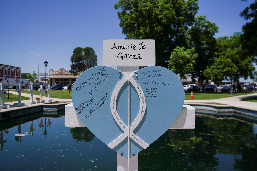 އެމެރިކާގެ ޓެކްސަސްގެ ރޮބް އެލެމެންޓްރީ ސްކޫލްގައި ދިން ބަޑީގެ ހަމަލާގައި މަރުވި އަމެރީ ޖޯ ގައްޒާގެ ހަނދާނުގައި ބަހައްޓާފައިވާ މެމޯރިއަލް - ފޮޓޯ: ރޮއިޓަރސް