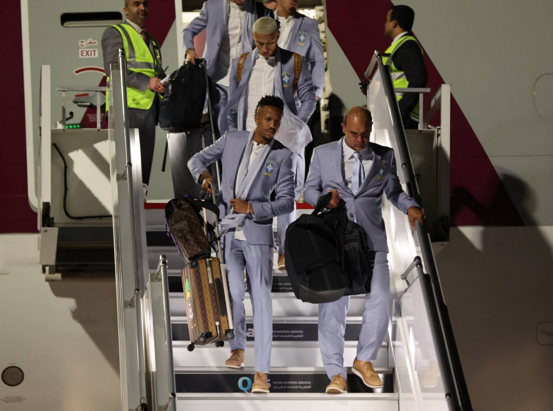 ބްރެޒިލް ޓީމުގެ ކުޅުންތެރިންނާއި އޮފިޝަލުން ފްލައިޓުން ފައިބަނީ: ފޮޓޯ - ރޮއިޓާސް