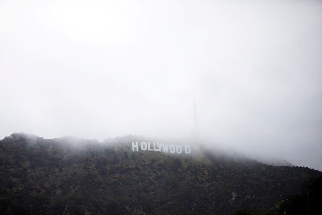 އެމެރިކާގެ ލޮސް އެންޖަލަސް އަށް އައި ސްނޯގެ ތޫފާނަކާއެކު ހޮލީވުޑް ސައިން ވިލާތަކުގެ ތެރޭގައި - ފޮޓޯ: ރޮއިޓަރސް