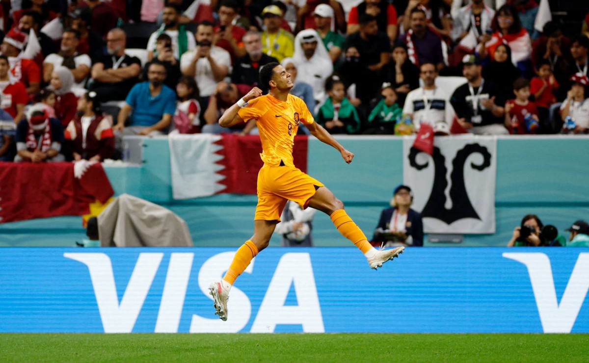 ފީފާ ވޯލްޑް ކަޕްގައި ނެދަލެންޑްސް އިން ޤަތަރާ ދެކޮޅަށް ކުޅުނު މެޗުގައި ލަނޑު ޖެހުމަށް ފަހު ގަކްޕޯ އުފާ ފާޅުކުރަނީ