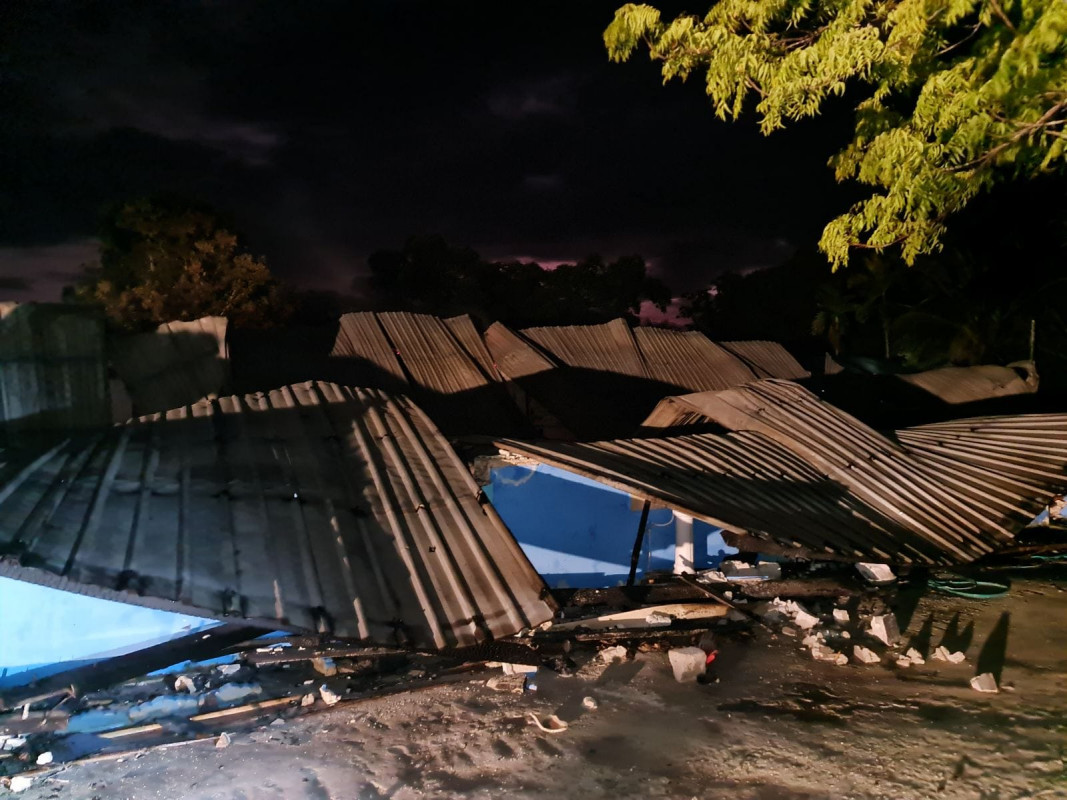 އަލިފާން ރޯވި އިމާރާތުގެ ފުރާޅާއި ފާރުތައް ވެއްޓިފައި