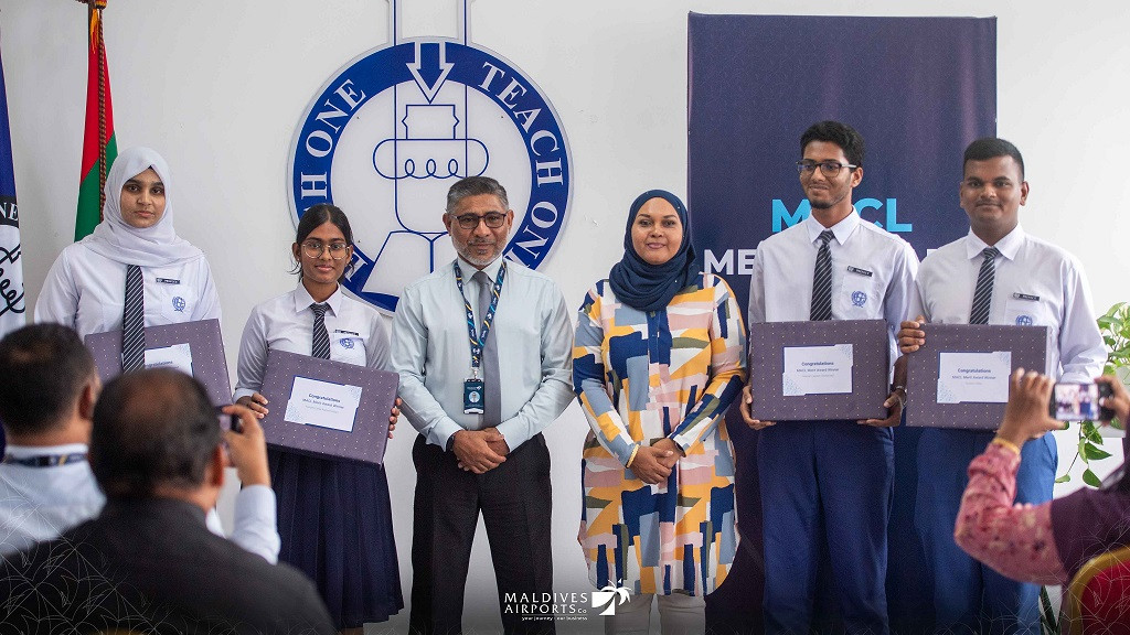 އެމްއޭސީއެލްގެ މެރިޓް އެވޯޑް ލިބުނު ދަރިވަރުންނާއެކު އެ ކުންފުނީގެ ސީއީއޯ އާއި ސީއެޗްއެސްއީގެ ޕްރިންސިޕަލް