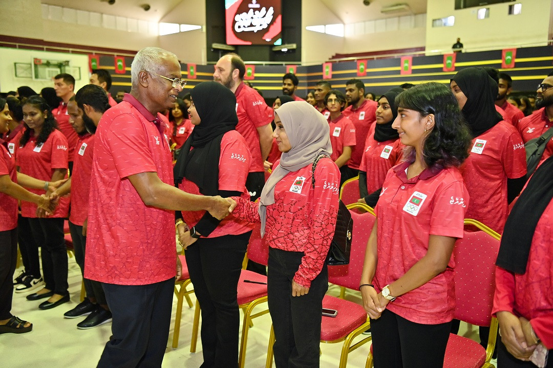 ރައީސުލްޖުމްހޫރިއްޔާގެ ދެކަނބަލުން އައިއޯއައިޖީ 2023ގައި ބައިވެރިވާ ދިވެހި އެތުލީޓުންނާއި އޮފިޝަލުންނާ ބައްދަލުކުރައްވާފައިވަނީ އާދިއްތަ ދުވަހު - ފޮޓޯ: ރައީސް އޮފީސް