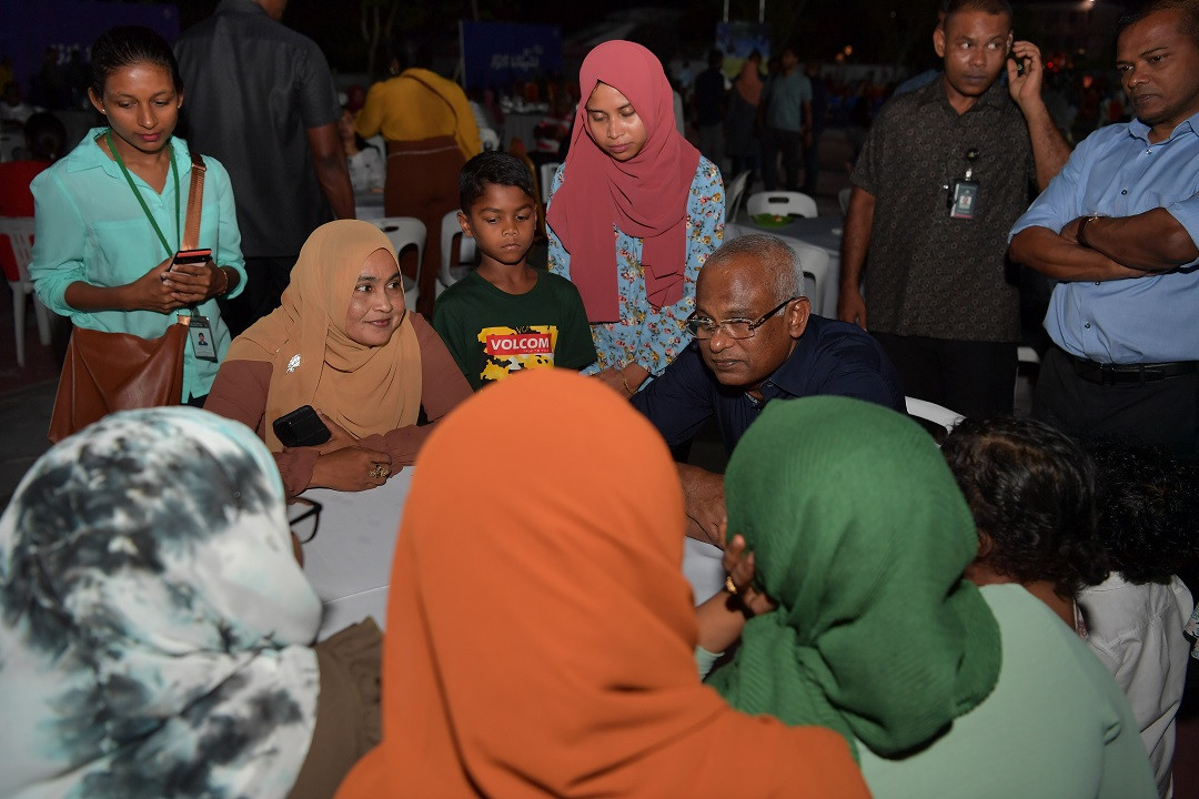 ރައީސުލްޖުމްހޫރިއްޔާގެ ދެކަނބަލުން އައްޑޫ ސިޓީގެ ރައްޔިތުންނަށް ދެއްވި މާހެފުމުގެ ތެރެއިން ރައްޔިތުންނާއި ބައްދަލުކުރައްވަނީ - ފޮޓޯ: ރައީސް އޮފީސް