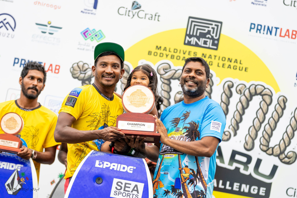 ބުރުނު ޝިކާރުގެ ޗެމްޕިއަންކަން ހޯދި ކުޑަ އައްޔަ އަށް، ވަޒީރު ރާފިޢު އެވޯޑު ހަވާލު ކުރަނީ