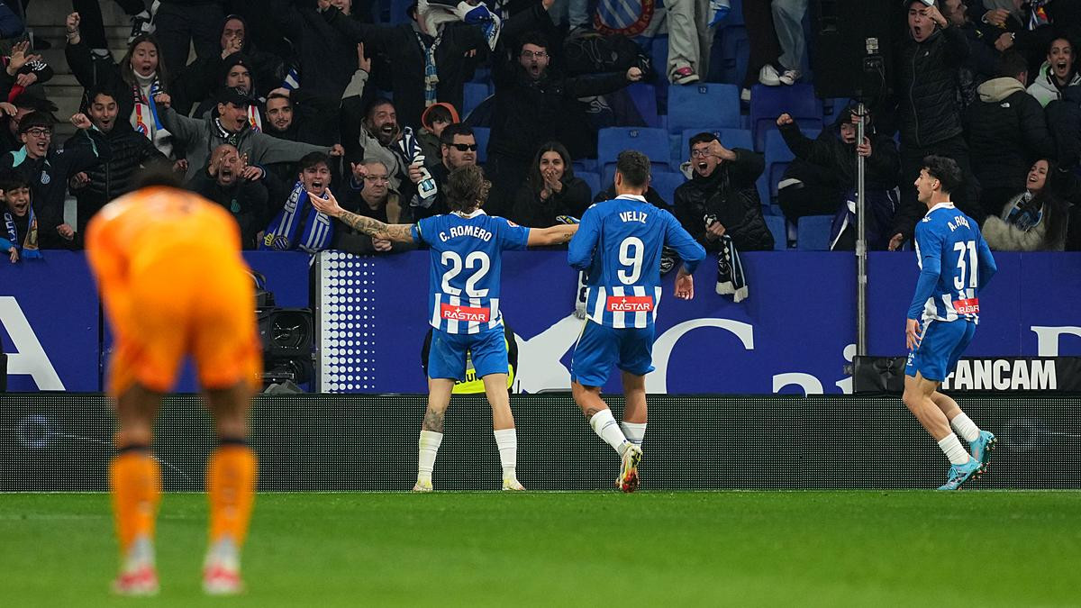 މެޗުގައި ލަނޑު ޖެހުމަށްފަހު އެސްޕަންޔޯލްގެ ކުޅުންތެރިން އުފާ ފާޅު ކުރަނީ