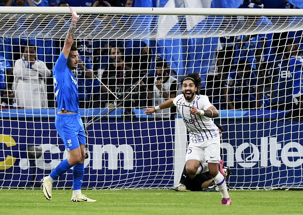 މެޗުގައި ލަނޑު ޖެހުމަށްފަހު އަލް އައިންގެ ކުޅުންތެރިން އުފާ ފާޅު ކުރަނީ