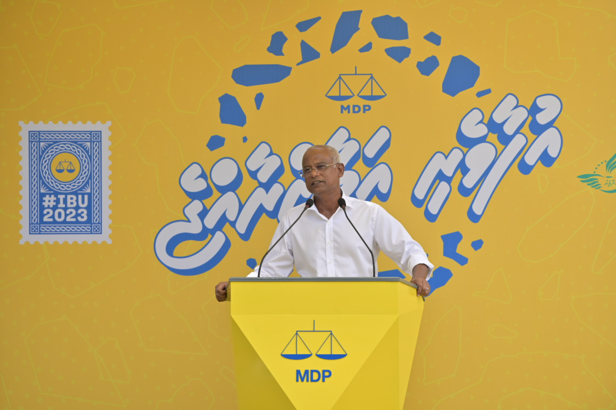 ހޯމަ ދުވަހު ފުނަދޫއަށް ވަޑައިގެން އެ ރަށުގެ ރައްޔިތުންނާ ބައްދަލުކުރައްވައި ރައީސް ވާހަކަފުޅު ދައްކަވަނީ - ފޮޓޯ: އެމްޑީޕީ