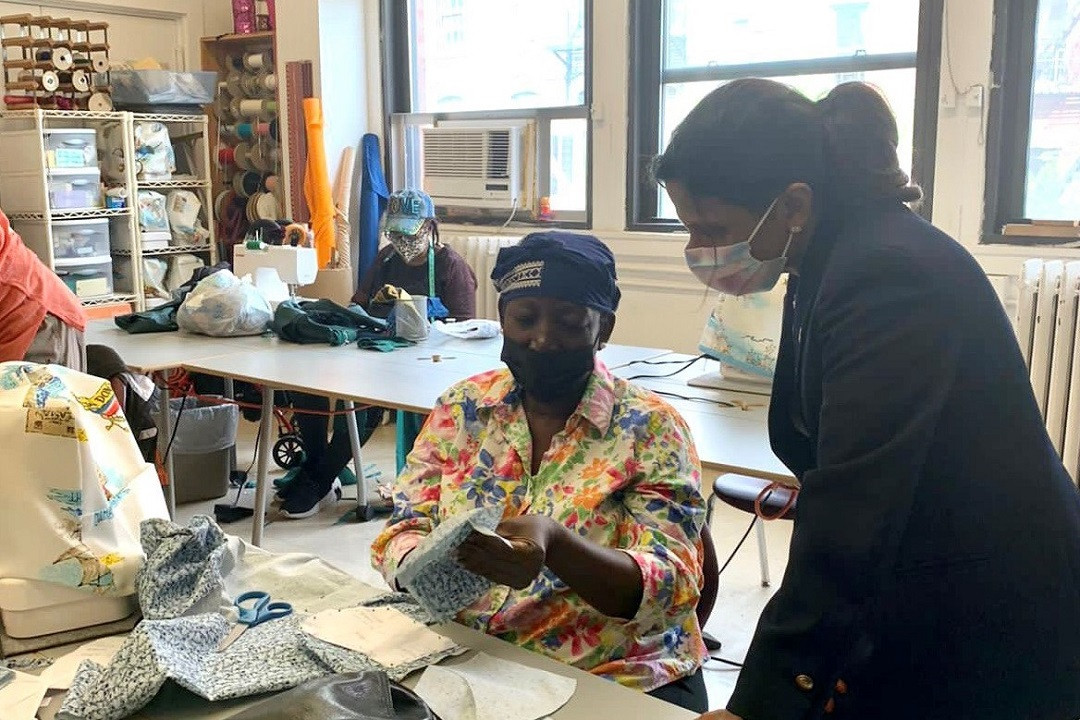 ކަރޓަރ ބަރޑަން/ލިއޮނަރޑް ކޮވެލޯ ސީނިއަރ ޕްރޮގްރާމް ސެންޓަރަށް ފަސްޓްލޭޑީ ޒިޔާރަތްކުރައްވާ ބައްލަވާލެއްވުން