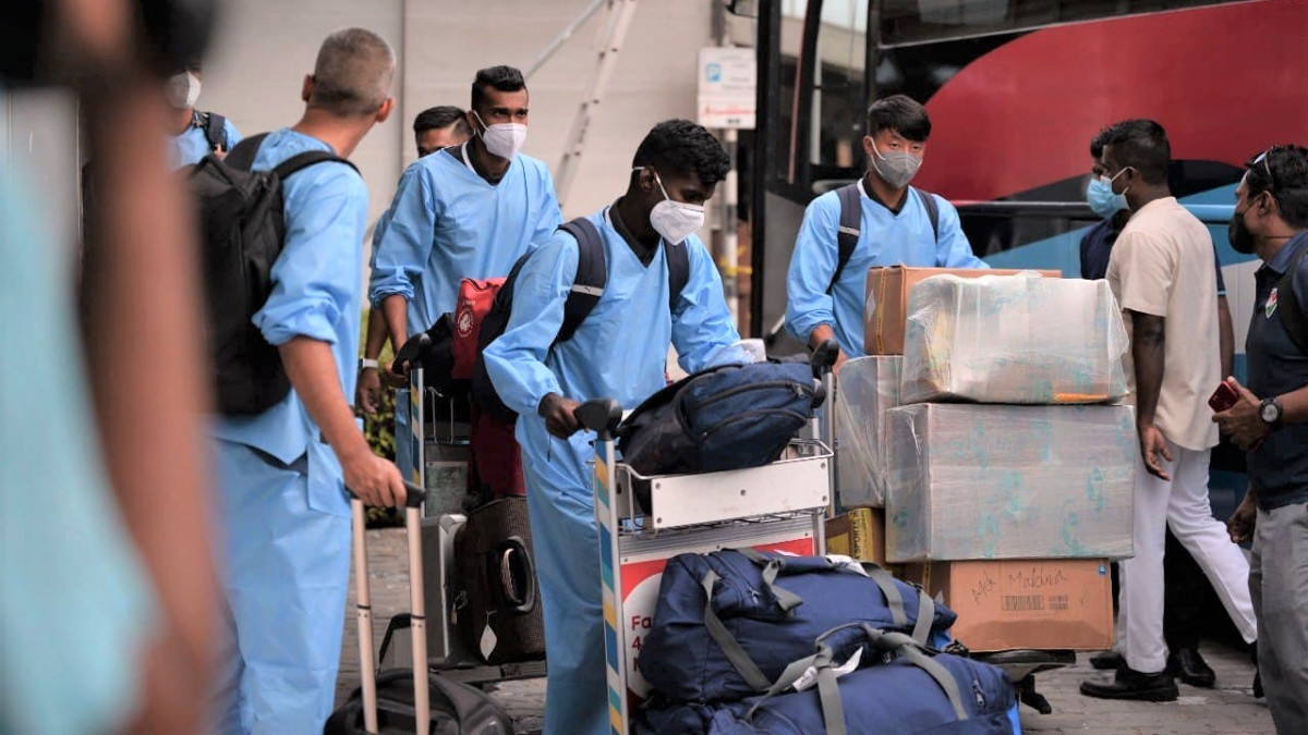 ބެންގަލޫރުގެ ކުޅުންތެރިންނާއި އޮފިޝަލުން ވެލާނާ އިންޓަނޭޝަނަލް އެއާޕޯޓުގައި