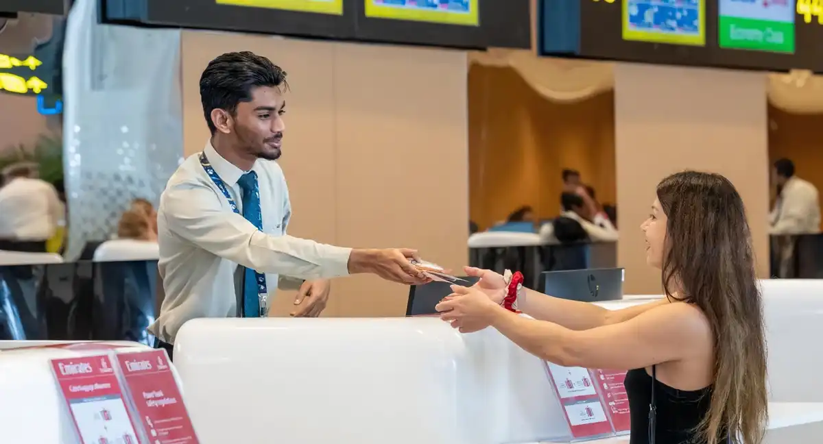 ވެލާނާ އިންޓަރނޭޝަނަލް އެއަރޕޯޓުގައި ފަތުރުވެރިއަކަށް ހިދުމަތް ދެނީ.