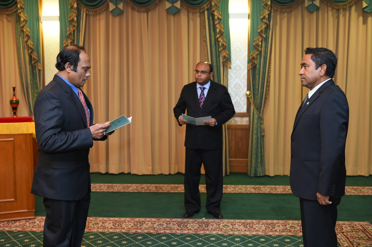 ކުރީގެ ޑިފެންސް މިނިސްޓަރު މޭޖަރ ޖެނަރަލް ރިޓަޔާޑް މޫސާ އަލީ ޖަލީލް (ވ) އަދި ކުރީގެ ރައީސް ޔާމީން (ކ)