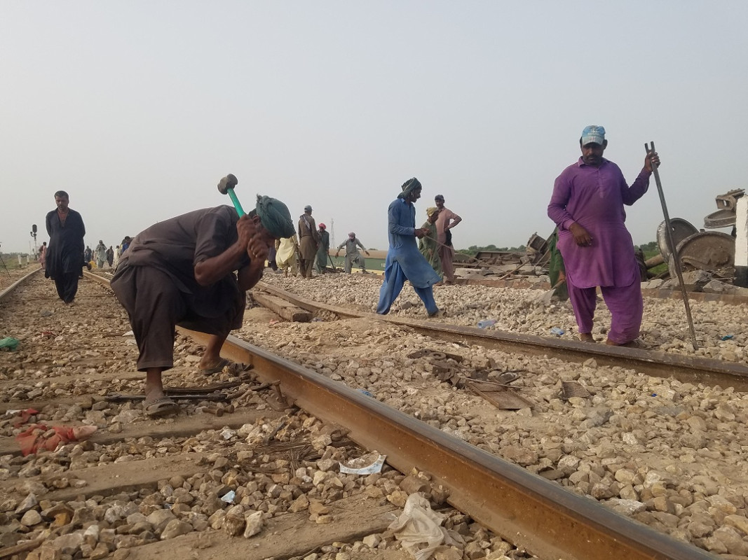 ހާދިސާގައި ރޭލުގެ 8 ކެރެޖް ފުރޮޅާލާފައިވޭ - ފޮޓޯ: ރޮއިޓަރސް