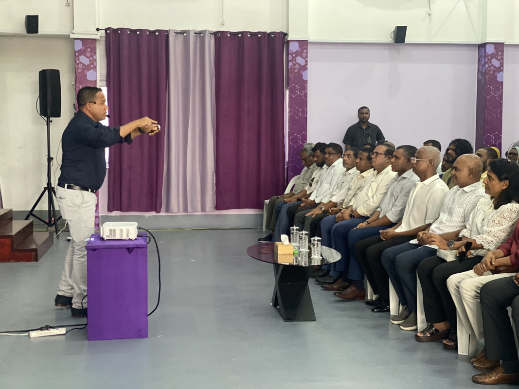 މި ސެޝަން ކުރިއަށް ގެންދިޔައީ އިއްޒުއްދީން ސްކޫލުގައި - ފޮޓޯ: ރާއްޖެއެމްވީ