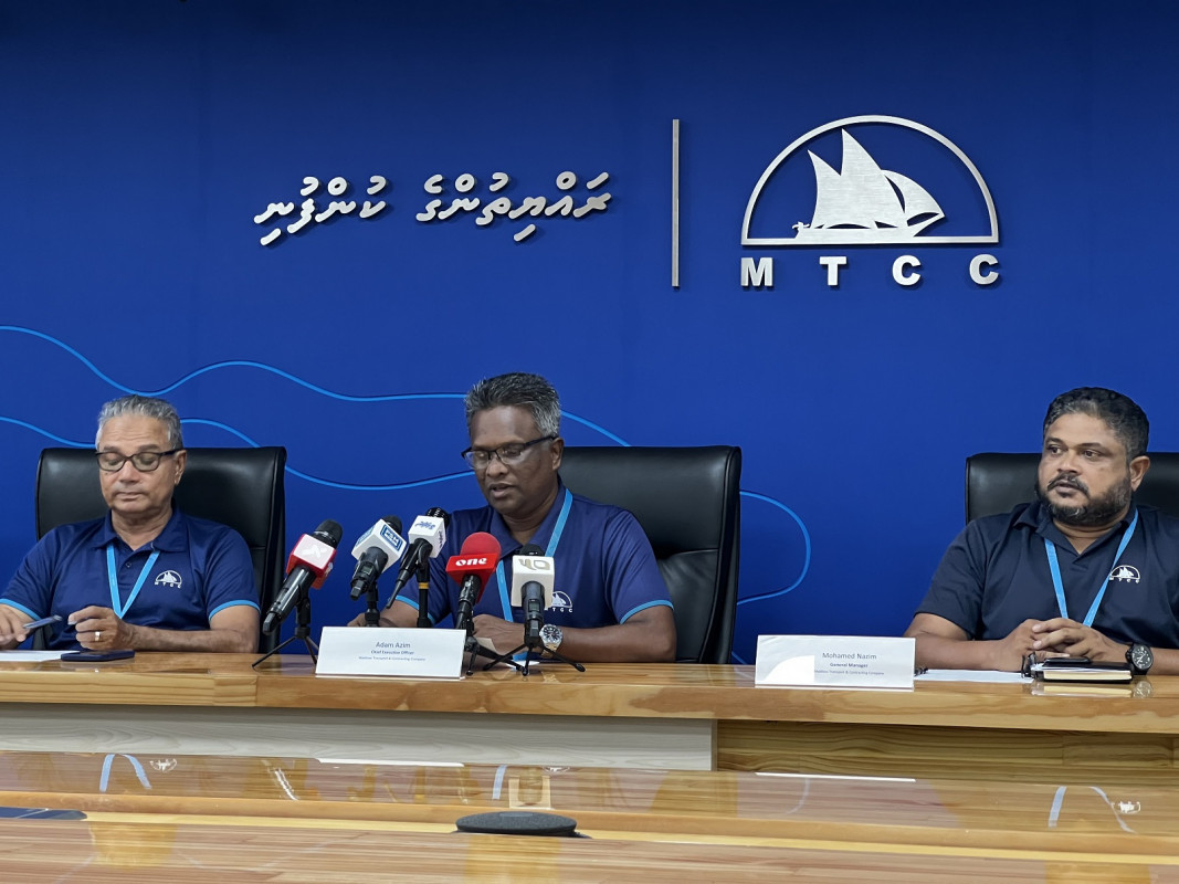 އެމްޓީސީސީގެ ސީއީއޯ އާދަމް އާޒިމް (މެދުގައި)