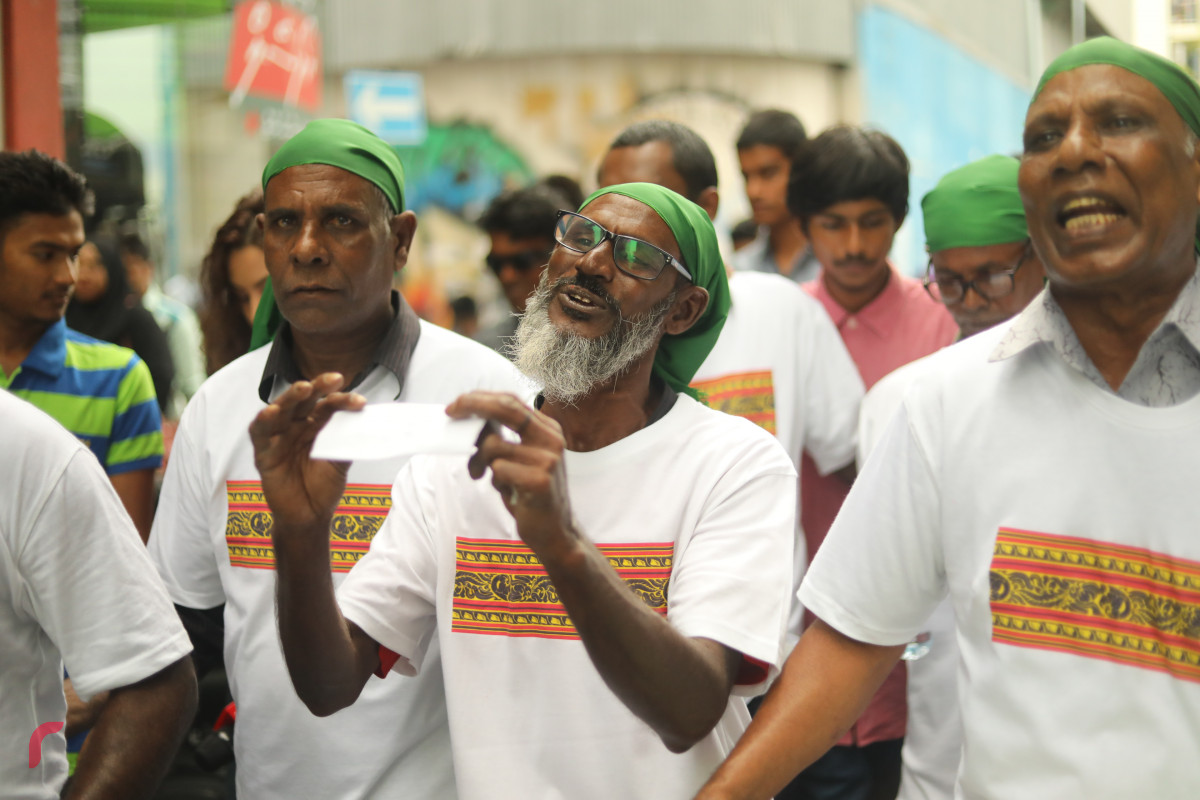 04 ޖޫން 2019 --މާލޭގައި މާލި ނެރުމުގެ ހަރަކާތުގެ ތެރެއިން، މި ހަރަކާތް ބަލާލުމަށް ގިނަ އަދަދެއްގެ މީހުން ވަނީ ޖަމާވެފައި-- ފޮޓޯ: ޝުއައިބް މުހައްމަދު