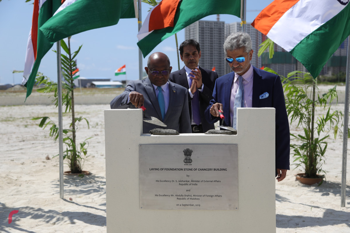 04 ސެޕްޓެމްބަރ 2019، ހުޅުމާލެ، ހުޅުމާލެ ފޭސް 2ގައި އިމާރާތްކުރަން ހަމަޖެހިފައިވާ އިންޑިއާ އެމްބަސީގެ އާ އިމާރާތުގެ ބިންގާ އެޅުމުގެ ރަސްމިއްޔާތުގެ ތެރެއިން އިންޑިއާގެ އެކްސްޓާނަލް އެފެއާޒް މިނިސްޓަރު ޑރ. ސުބްރަމާނިއަމް ޖައިޝަންކަރު އަދި ފޮރިން މިނިސްޓަރ އަބްދުﷲ ޝާހިދު ބިންގާ އަޅުއްވައިދެއްވަނީ--ފޮޓޯ: ޝުއައިބް މުހައްމަދު