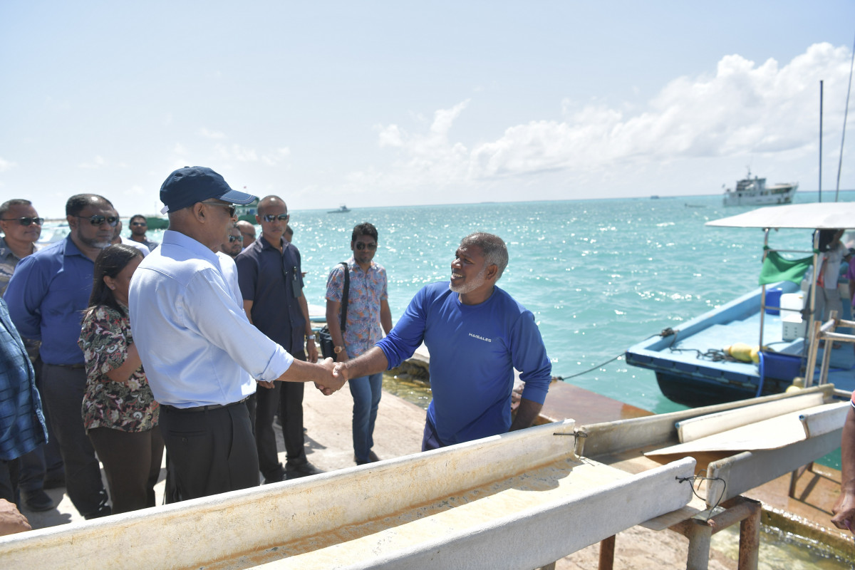 ރައީސް ސޯލިހު ހުވަދޫ އަށް ކުރެއްވި ދަތުރުފުޅުގައި މަސްވެރިއަކާ ސަލާމް ކުރައްވަނީ