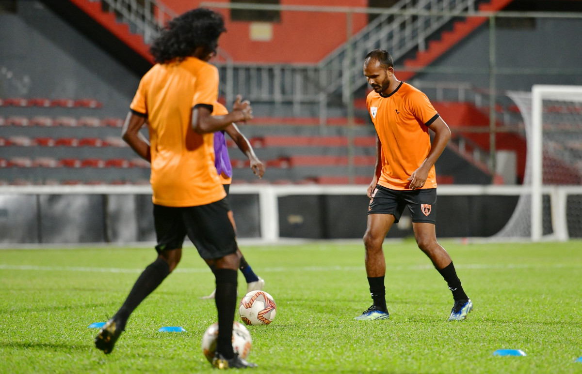 ބެންގަލޫރު މެޗުގެ ކުރިން އަޑުބަރޭ އާއި އީގަލްސް ކުޅުންތެރިން ފަރިތަކުރަމުން ދަނިކޮށް