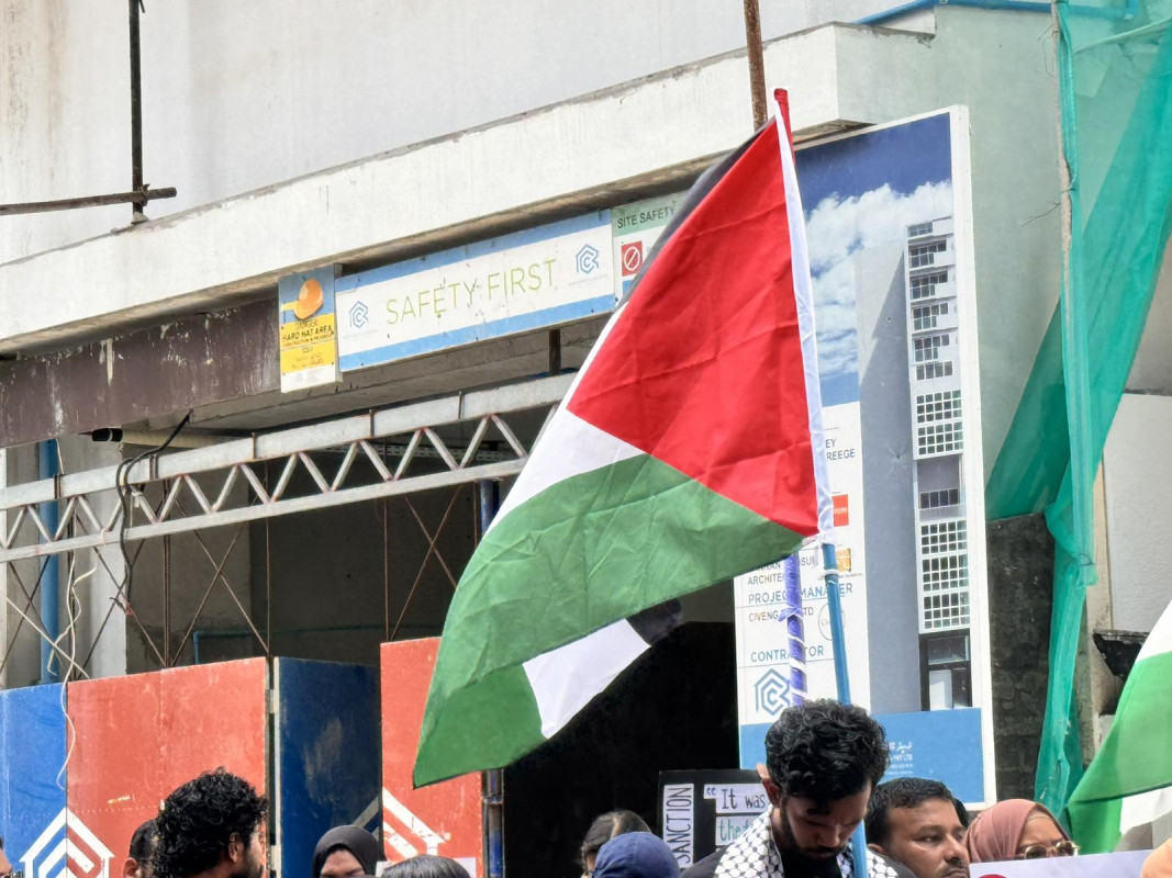 އިޒްރޭލް ޕާސްޕޯޓް މަނާކުރުމަށް ގޮވާލާ ކުރި މުޒާހަރާގެ ތެރެއިން - އެއްވުމަށް ދިޔަ ފަރާތްތަކުން ވަނީ އިޒްރޭލަށް އެެހީތެރިވެދޭ ފަރާތްތަކާއި، އުފެއްދުންތައްވެސް ރާއްޖެއަށް އެތެރެވުން މަނާކުރުމަށް ގޮވާލާ ލިޔެފައިވާ ބޯޑްތައް ހިފައިގެން އަޑު އުފުލާފަ - ފޮޓޯ: ޙުސައިން މަޚްތޫމް