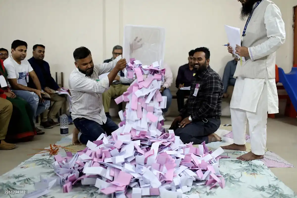 ބަންގްލަދޭޝްގެ ވެރިރަށް ޑާކާގައި 12 ފެބްރުއަރީ 2026 ވީ ބުދަ ދުވަހު ބޭއްވި އެ ގައުމުގެ 13 ވަނަ ރައްޔިތުންގެ މަޖިލީހުގެ އިންތިޚާބާއި، ގާނޫނުއަސާސީއަށް އިސްލާހު ގެނައުމަށް ބޭއްވި ފެންނަ ނުފެންނަ ވޯޓުގެ ކަންކަން ނިމި، ވޯޓު ގުނުމުގެ މަސައްކަތް ކުރިއަށް ގެންދަނީ.