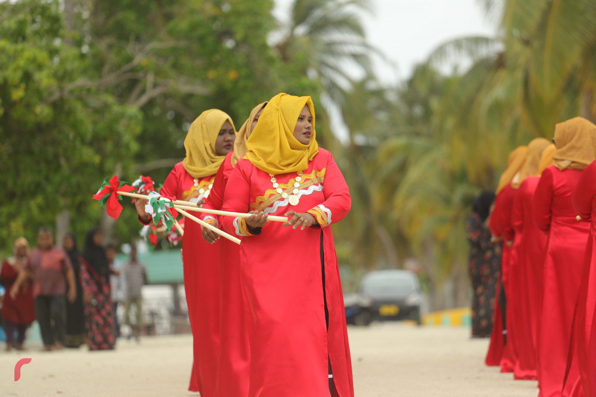 12 އޯގަސްޓް 2019/ ހއ.ހޯރަފުށި --ހޯރަފުށީގައި ކުރިޔަށް ގެންދެވުން އަންހެންވެރިންގެ ދަފި ނެގުމުގެ ހަރަކާތުގެ ތެރެއިން. މި ހަރަކާތުގައި ވަނީ ހޯރަފުށީގެ ތާރީހު ދައްކުވައިދޭ ތަމްސީލެއްގެ އިތުރުން ސަގާފީ ހަރަކާތްތަކެއް ކުރިޔަށް ގެންގޮއްސައި-- ފޮޓޯ: ޝުއައިބް މުހައްމަދު
