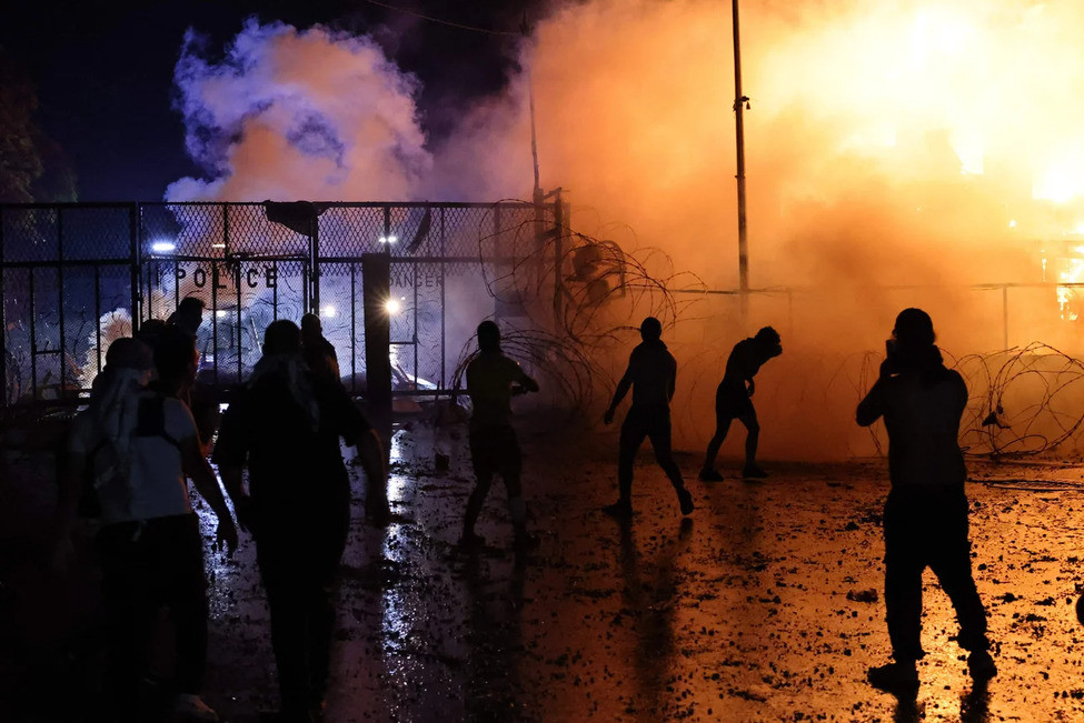 ޣައްޒާގެ ހޮސްޕިޓަލަކަށް ދިން ހަމަލާއެއްގައި 500 މީހުން މަރުވުމާ ގުޅިގެން ބެއިރޫތުގެ އިރުމަތީގެ އަވްކަރްގައި ޣައްޒާގެ ރައްޔިތުންނާ އެއްބައިވަންތަކަން ފާޅުކުރުމުގެ ގޮތުން އެމެރިކާ އެމްބަސީގެ ބޭރުގައި ލުބުނާނުގެ ސަލާމަތީ ބާރުތަކާ މުޒާހަރާގެ ބައިވެރިން ކުރިމަތިލަނީ --- ފޮޓޯ: އޭޕީ