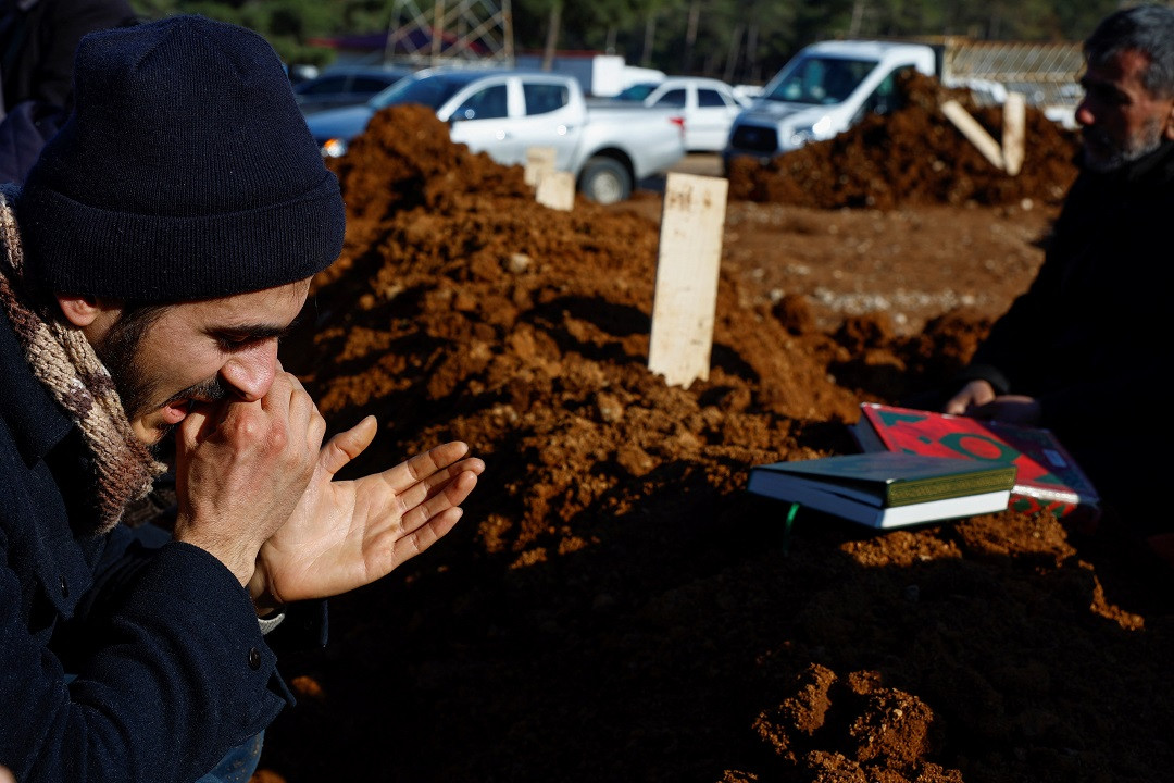 ތުރުކީއާއި ސީރިޔާއަށް އައި ބާރުގަދަ ބިންހެލުމުގައި މަރުވި މީހުން ވަޅުލަނީ - ފޮޓޯ: ރޮއިޓަރސް
