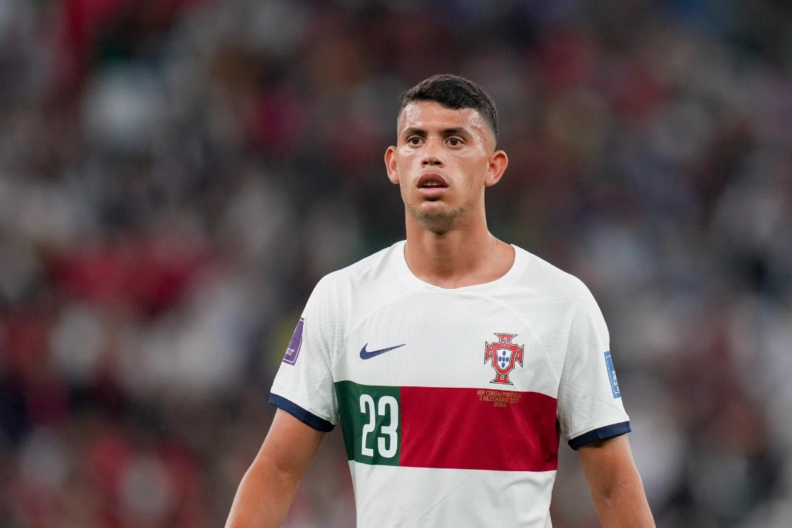 ޕޯޗުގަލްގެ މިޑްފީލްޑަރު ނޫނެސް