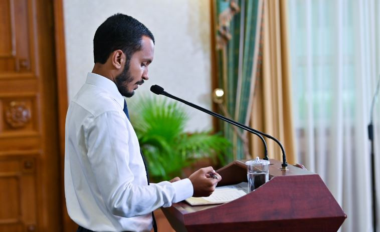 ރައީސްގެ އޮފީހުގެ އަންޑަރ ސެކްރެޓެރީ ފޮރ ޕަބްލިކް ޕޮލިސީ މުޙައްމަދު ފިރުޒުލް ޢަބްދުﷲ ޚަލީލް ނޫސްވެރިންގެ ބައްދަލުވުމުގައި ވާހަކަފުޅުދައްކަވަނީ