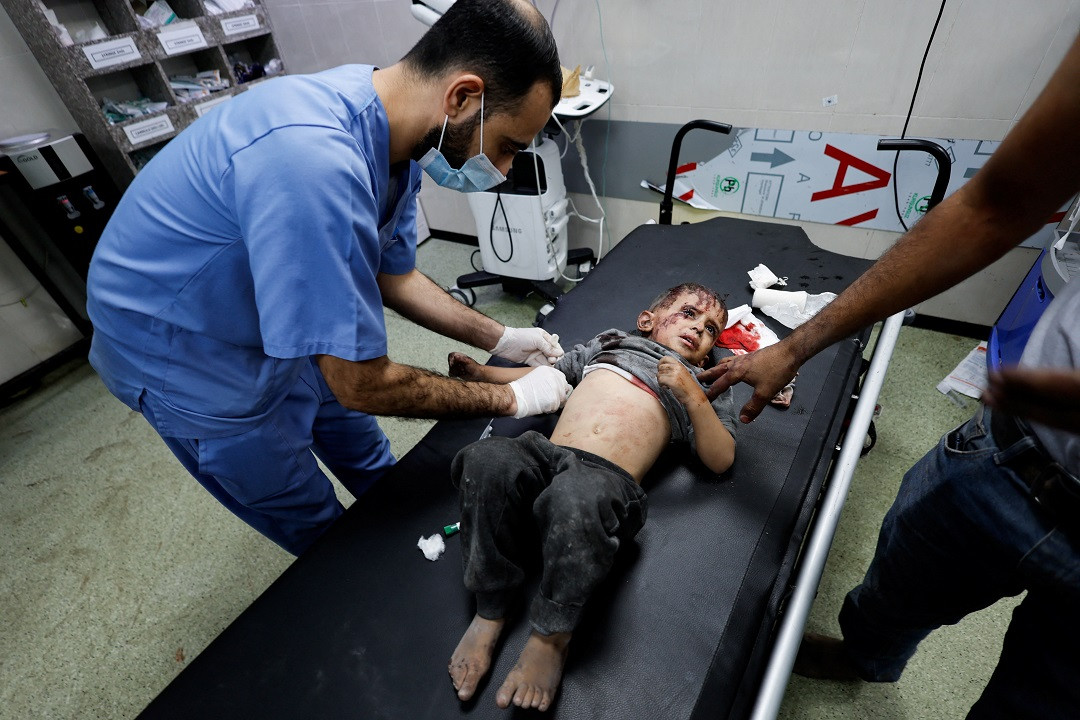 ޚާން ޔޫނިސަށް އިސްރާއީލުން ދިން ހަމަލާގައި އަނިޔާލިބިފައިވާ ކުޑަކުއްޖެއް - ފޮޓޯ: ރޮއިޓަރސް