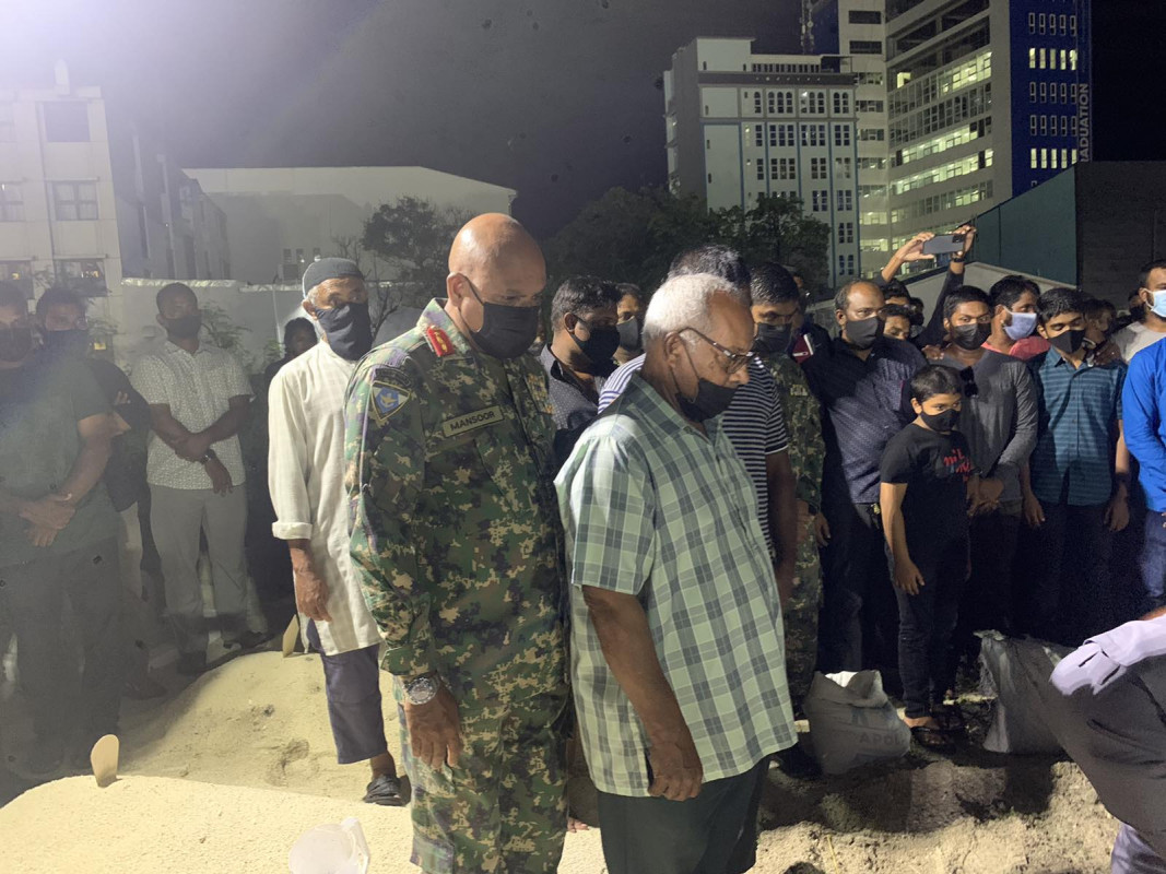 ލާންސް ކޯޕްރަލް މުޙައްމަދު ޞުލްޠާންގެ ޖަނާޒާގައި އޭނާގެ ބައްޕަ އާއި ބްރިގޭޑިއަރ ޖެނެރަލް ޒަކަރިއްޔާ މަންސޫރު: ފޮޓޯ - ރާއްޖެއެމްވީ