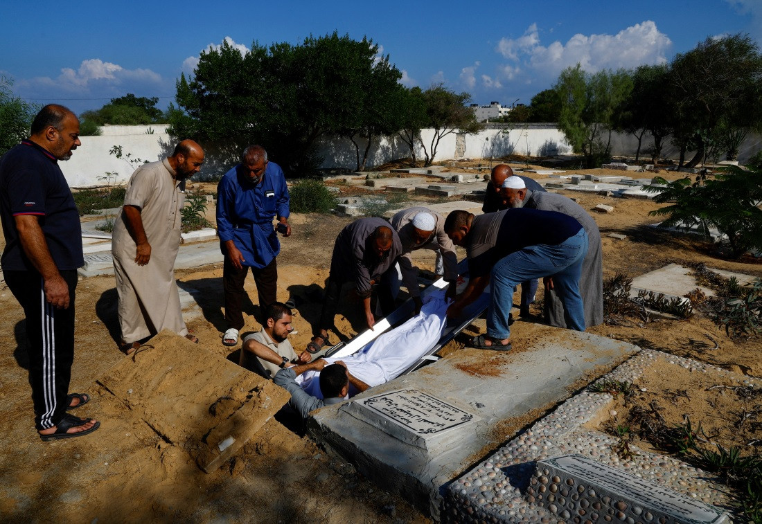 އިސްރާއީލުގެ ހަމަލާއެއްގައި ޝަހީދުވި ފަލަސްތީނު މީހުންތަކެއް ވަޅުލަނީ - ފޮޓޯ: ރޮއިޓާސް