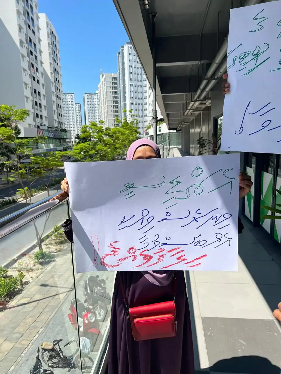 ވިނަރެސް ފްލެޓުތައް ބެލެހެއްޓުމުގައި ފެއިލްވެފައިވާ ކަމަށް ބުނެ އެޗްޑީސީގެ ކުރިމަތީގައި މުޒާހަރާ ކުރަނީ.