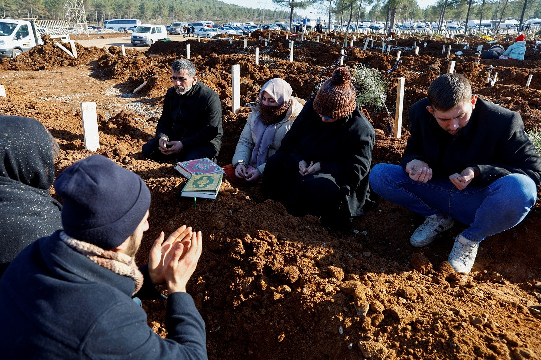 ތުރުކީއާއި ސީރިޔާއަށް އައި ބާރުގަދަ ބިންހެލުމުގައި މަރުވި މީހުން ވަޅުލަނީ - ފޮޓޯ: ރޮއިޓަރސް