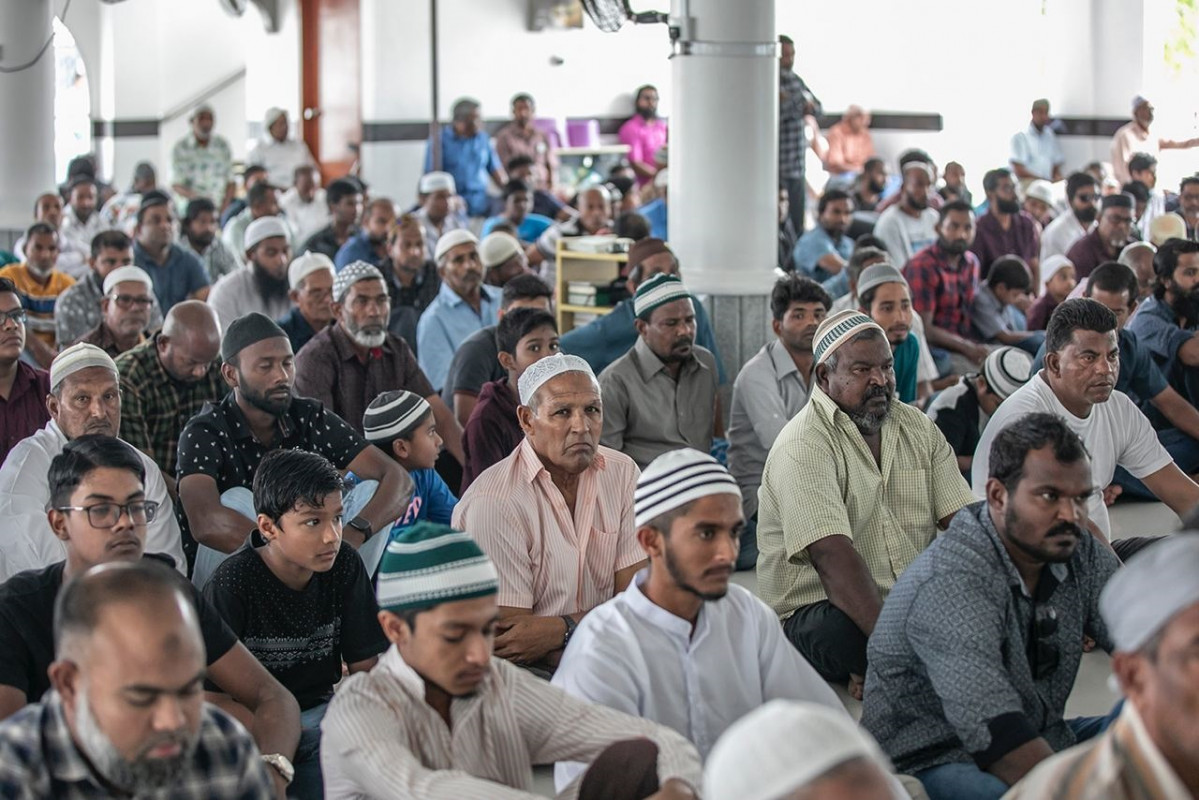 މިސްކިތުގައި ބަޔަކު ހުކުރު ޚުތުބާ އަޑު އަހަނީ