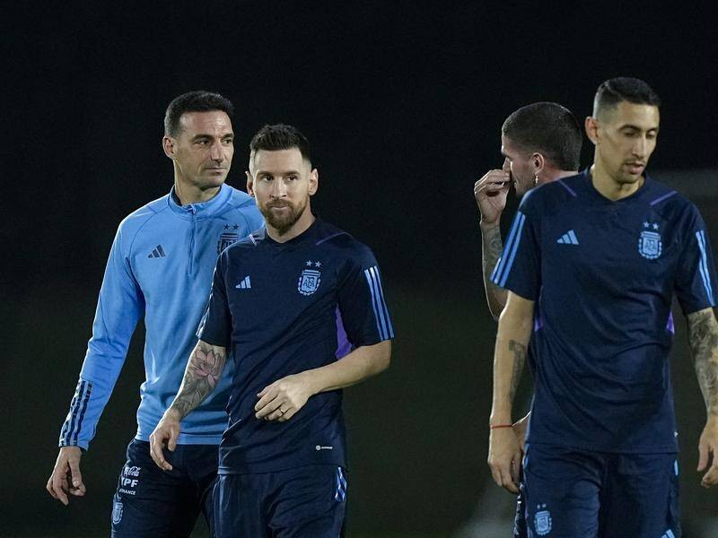 ޑި މާރިއާ އާއި މެސީ، އާޖެންޓީނާގެ ކޯޗު ލިއޮނަލް ސްކަލޯނީ އާއެކު