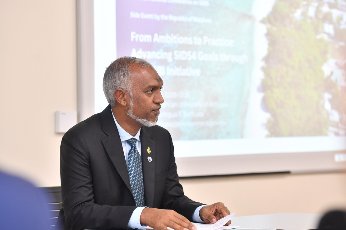 ރައީސުލްޖުމްހޫރިއްޔާ ހަތަރުވަނަ އިންޓަރނޭޝަނަލް ކޮންފަރެންސް އޮން ސްމޯލް އައިލެންޑް ޑިވެލޮޕިންގ ސްޓޭޓްސް (ސިޑްސް) ގެ ހަވާސާގައި ބޭއްވި "ފްރޮމް އެމްބިޝަން ޓު ޕްރެކްޓިސް: އެޑްވާންސިންގ ސިޑްސް4 ގޯލްސް ތްރޫ ދި ކްލައިމެޓް ސްމާޓް ރެޒިލިއެންޓް އައިލެންޑް (ސީ.އެސް.އާރު.އައި) އިނިޝިއޭޓިވް" ސެޝަންގައި ވާހަކަފުޅުދެއްކެވި - ފޮޓޯ: ރައީސް އޮފީސް