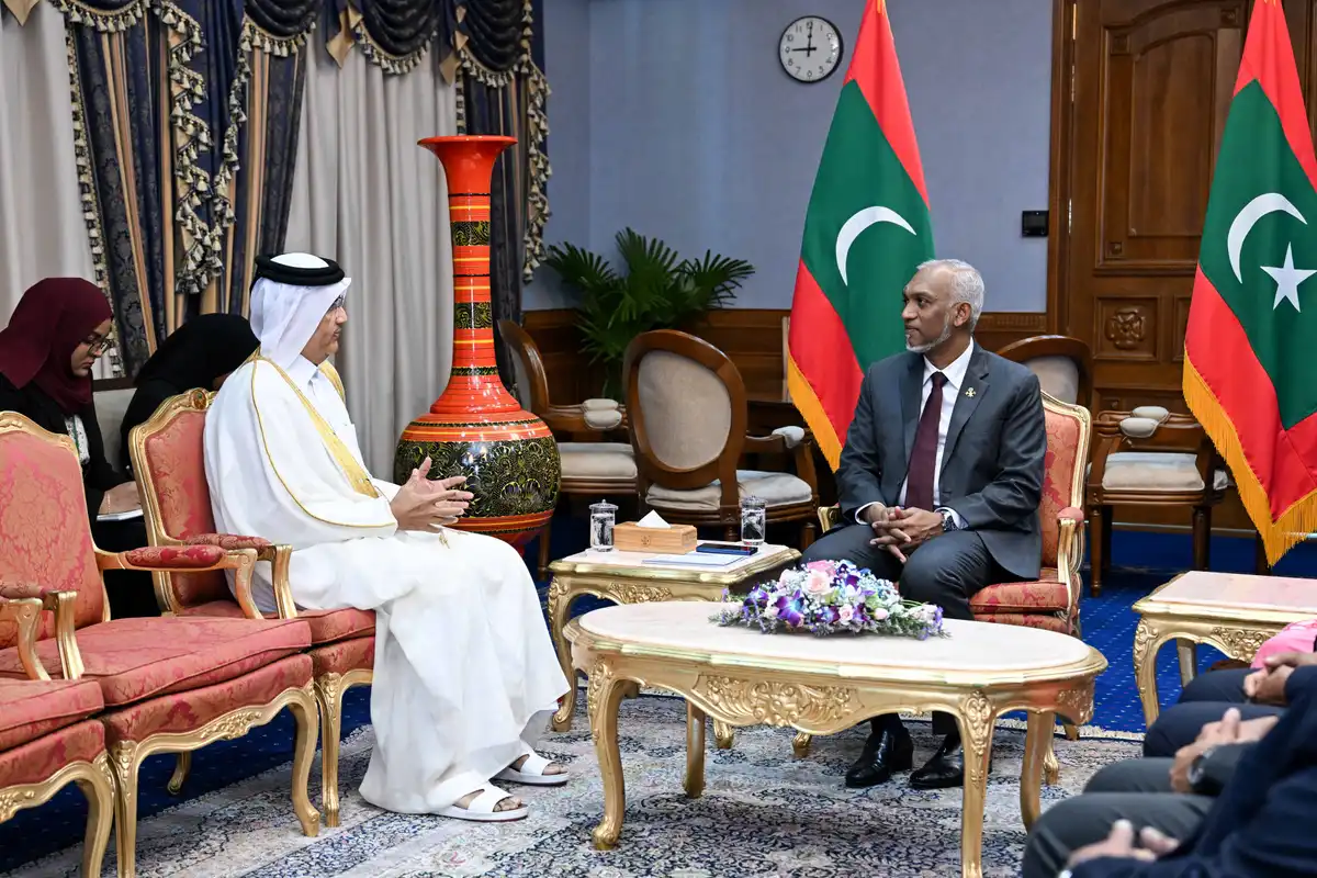 ޤަޠަރުގެ އައު ސަފީރު، އެމަނިކުފާނުގެ ސަފީރުކަމުގެ ފަތްކޮޅު ރައީސުލްޖުމްހޫރިއްޔާއަށް އަރުވައިފި