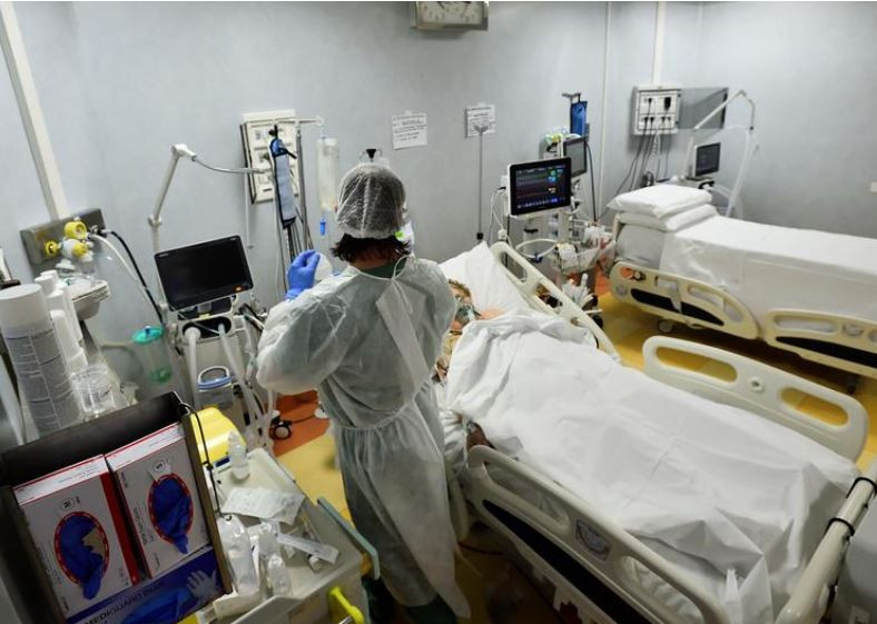 ކޮވިޑް-19ގެ ބަލި މީހަކަށް ހޮސްޕިޓަލްގައި ފަރުވާދެނީ