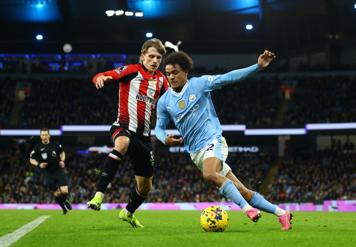 ބްރެންޓްފޯޑާ ދެކޮޅަށް އޮސްކާ ބޮބް ކުޅެނީ