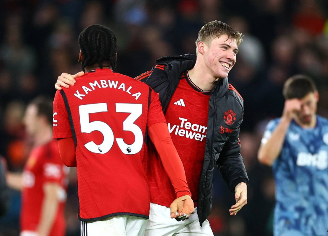 މެންޗެސްޓަރ ޔުނައިޓެޑަށް ކުޅެމުން އަންނަ ރަސްމުސް ހޮލުންޑް